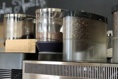 kaffeepulver und Kaffeebohnen auf Maschine