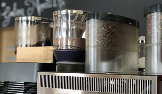 kaffeepulver und Kaffeebohnen auf Maschine